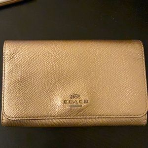 Coach wallet (gold)